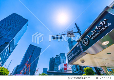東京都市風景在日本夏日。澀谷站入口A6b,建築物,陽光...東京一年中最熱的一天 = 4 月 20 日 東京都市風景在日本夏日。澀谷站入口A6b,建築物,陽光...東京一年中最熱的一天 = 4 月 20 日 101745864