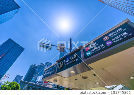 東京都市風景在日本夏日。澀谷站入口A6b,建築物,陽光...東京一年中最熱的一天 = 4 月 20 日 東京都市風景在日本夏日。澀谷站入口A6b,建築物,陽光...東京一年中最熱的一天 = 4 月 20 日 101745865