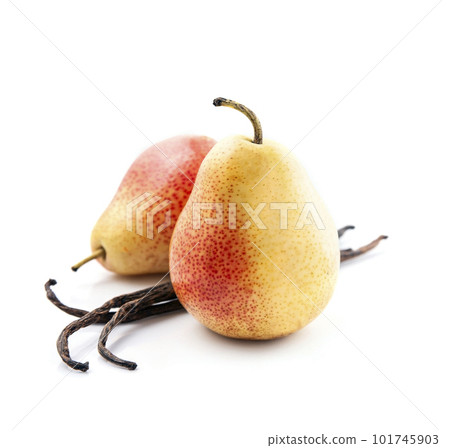 Sweet peas with vanilla pods on white backgrounds. 101745903