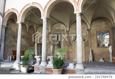Atellani 家族住宅的庭院,您可以看到達芬奇使用過的房間和花園(收費) Atellani 家族住宅的庭院,您可以看到達芬奇使用過的房間和花園(收費) 101746479