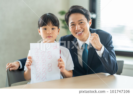 An elementary school girl and her teacher who scored 100 on a test. 101747106