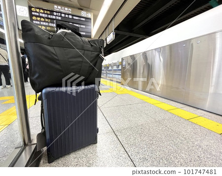 A suitcase used by a trading company man on a domestic business trip 101747481