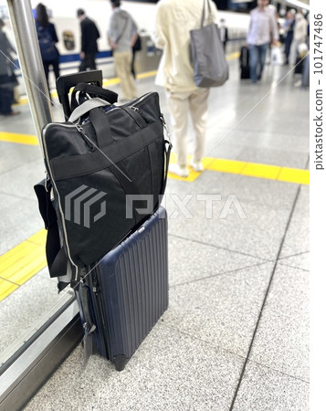 A suitcase used by a trading company man on a domestic business trip 101747486