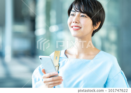 A woman who operates a smartphone. 101747622