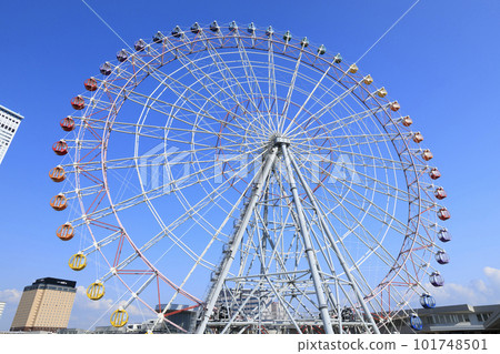 大阪府泉佐野市臨空遊樂城Seacle摩天輪在藍天中閃耀 101748501