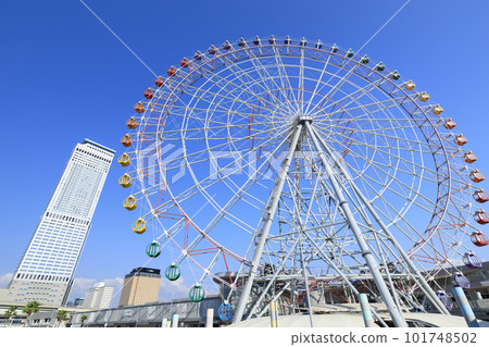 大阪府泉佐野市臨空遊樂城Seacle摩天輪在藍天中閃耀 大阪府泉佐野市臨空遊樂城Seacle摩天輪在藍天中閃耀 101748502