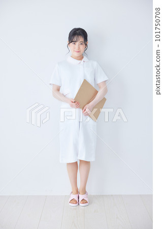 Women in nurse clothes 101750708