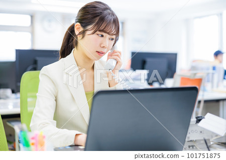 接到電話的婦女在辦公室 101751875