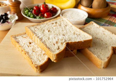 Bread with rye 6 slices of rye bread Bread with rye 6 slices of rye bread 101752964
