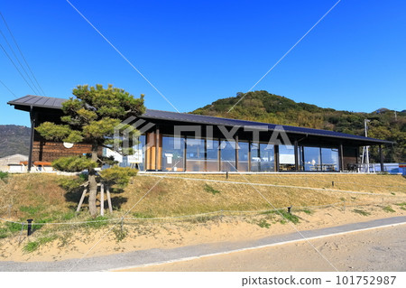 [Kagawa Prefecture] A stylish cafe in Chichibugahama (Setouchi no Tenku no Kagami) A tourist attraction known for its spectacular sunset view 101752987