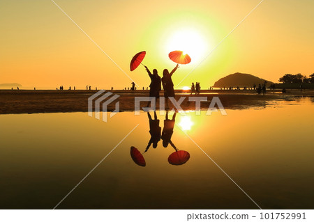 [Kagawa Prefecture] Chichibugahama Beach at Dusk (Seto Inland Sea Mirror) A tourist attraction known for its spectacular sunsets 101752991