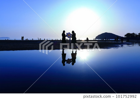 [香川縣]父母濱（瀨戶內海鏡）以壯觀的日落而聞名的旅遊勝地 101752992