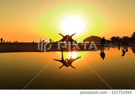 [Kagawa Prefecture] Chichibugahama Beach at Dusk (Seto Inland Sea Mirror) A tourist attraction known for its spectacular sunsets 101752994