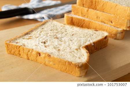 Bread with rye 6 slices of rye bread Bread with rye 6 slices of rye bread 101753007