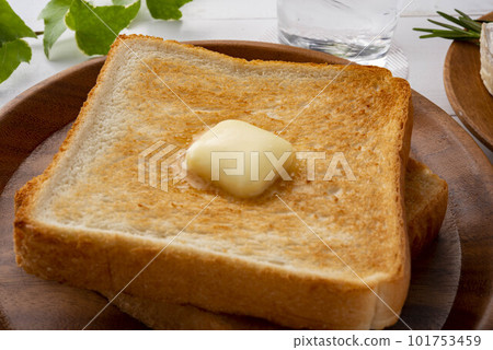 黃油融化在剛出爐的吐司上的場景 101753459