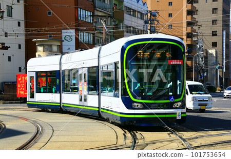 To Miyajima of Aki ... [Hiroden Electric Railway] 1000 type that also bears the feet of citizens 101753654