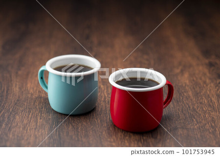 是時候用搪瓷杯沖泡咖啡,享受美味了 是時候用搪瓷杯沖泡咖啡,享受美味了 101753945