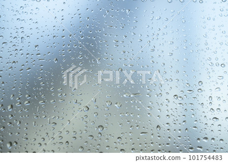 水滴在窗戶上 101754483