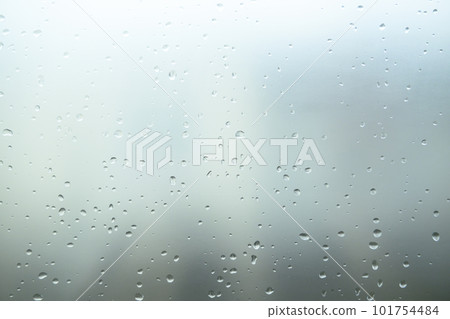 水滴在窗戶上 101754484