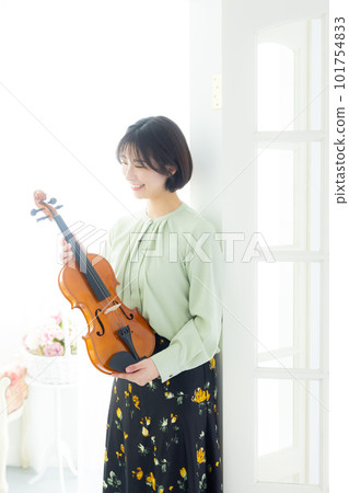 A woman with a violin 101754833