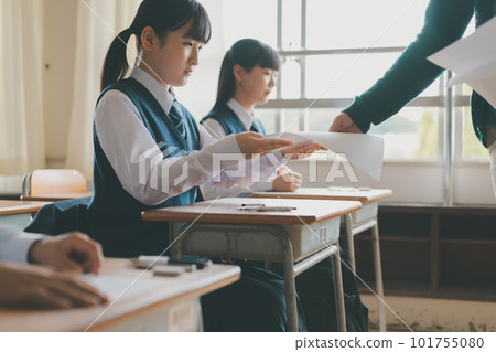 document, teacher, hand over 101755080