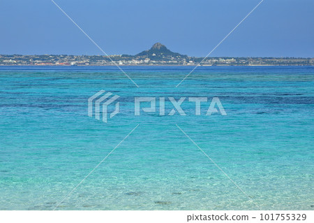 Sesoko, Motobu-cho, Kunigami-gun, Okinawa Prefecture Minna blue sea from Minna Beach on Minna Island, a small remote island, and Ie Island in the distance 101755329
