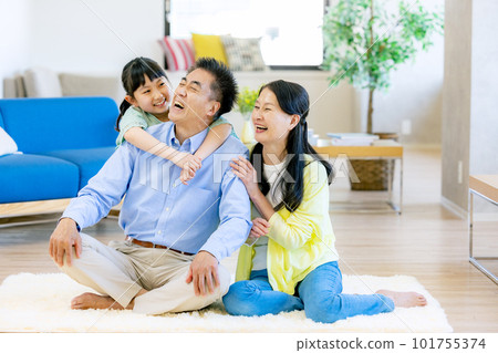 祖父母和孫子一起玩 101755374