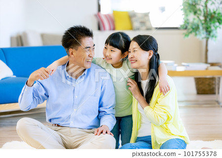 祖父母和孫子一起玩 101755378