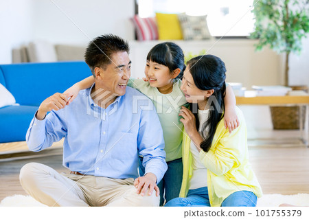 祖父母和孫子一起玩 101755379