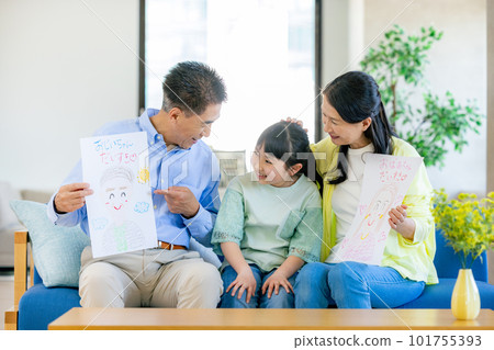 敬老日祖父母接孫輩遺像 101755393