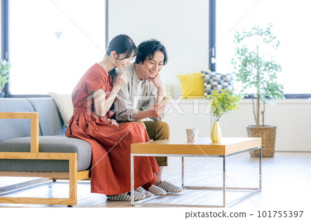 A couple looking at a smartphone 101755397