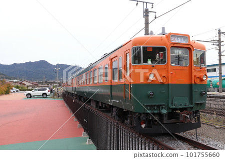 In front of Shinano Railway Sakaki Station: Series 169 S51 formation static preservation car 101755660