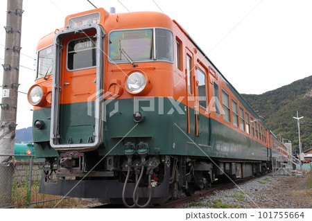 In front of Shinano Railway Sakaki Station: Series 169 S51 formation static preservation car In front of Shinano Railway Sakaki Station: Series 169 S51 formation static preservation car 101755664