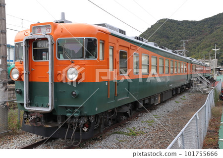 In front of Shinano Railway Sakaki Station: Series 169 S51 formation static preservation car In front of Shinano Railway Sakaki Station: Series 169 S51 formation static preservation car 101755666