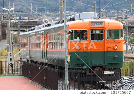 In front of Shinano Railway Sakaki Station: Series 169 S51 formation static preservation car 101755667