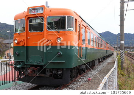 In front of Shinano Railway Sakaki Station: Series 169 S51 formation static preservation car In front of Shinano Railway Sakaki Station: Series 169 S51 formation static preservation car 101755669