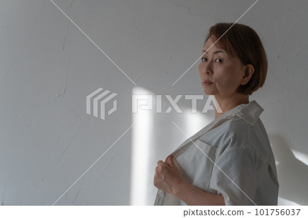 女人換衣服 101756037