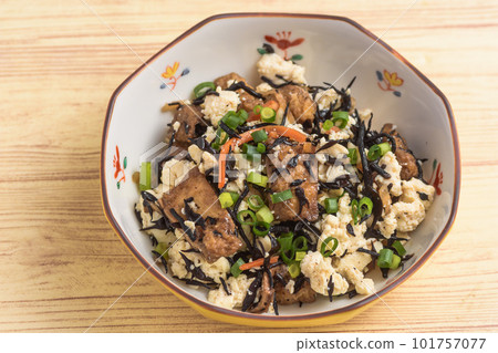 hijiki and tofu salad 101757077
