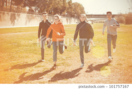 Activity teenagers compete in the park 101757167