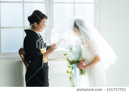 母親揭開女兒的面紗 101757701