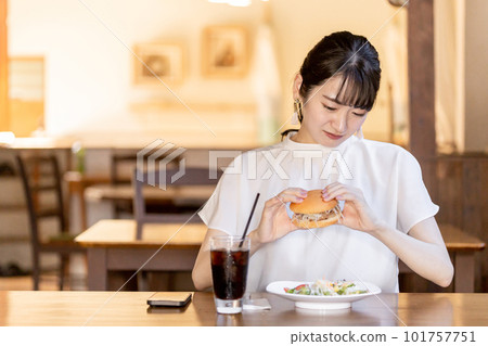An Asian woman who has come to a bad restaurant, restaurant, or cafe 101757751