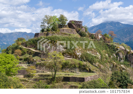 Naegi Castle ruins surrounded by fresh greenery (Nakatsugawa City, Gifu Prefecture) 101757834