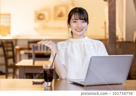 Asian woman doing telework/remote work at a cafe or coffee shop 101758756