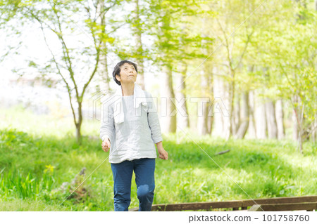 在公園鍛煉的老年婦女形象 在公園鍛煉的老年婦女形象 101758760