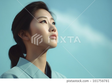 仰望天空的年輕女子 101758781