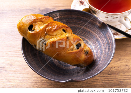 Raisins bun 101758782