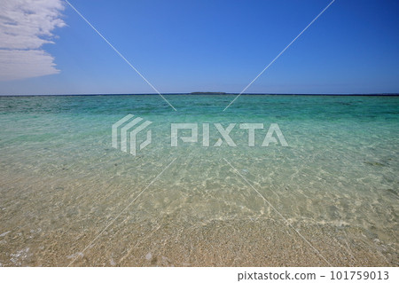 沖繩縣國頭郡本部町瀨底 從瀨底島瀨底海灘眺望瀨底藍海和水納島 101759013