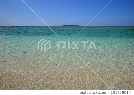 沖繩縣國頭郡本部町瀨底 從瀨底島瀨底海灘眺望瀨底藍海和水納島 101759014