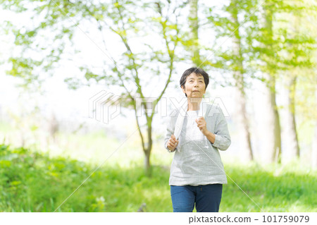 行走在新綠中的高級女子圖片 101759079