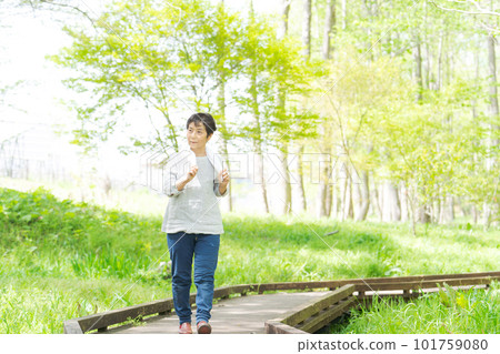 行走在新綠中的高級女子圖片 行走在新綠中的高級女子圖片 101759080